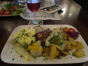 Pork medallions with veggies and potatoes and a very fruity glass of rosé - Kiel