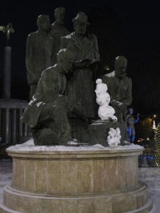 Statue with snowman – Skopje